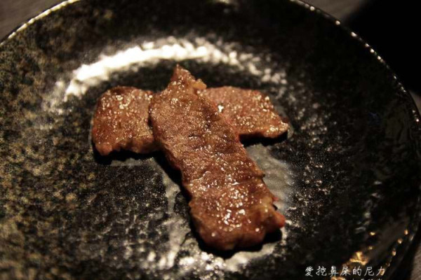『食記』高雄鼓山。AKIRA晃極品炭火燒肉，享用紅酒、和牛