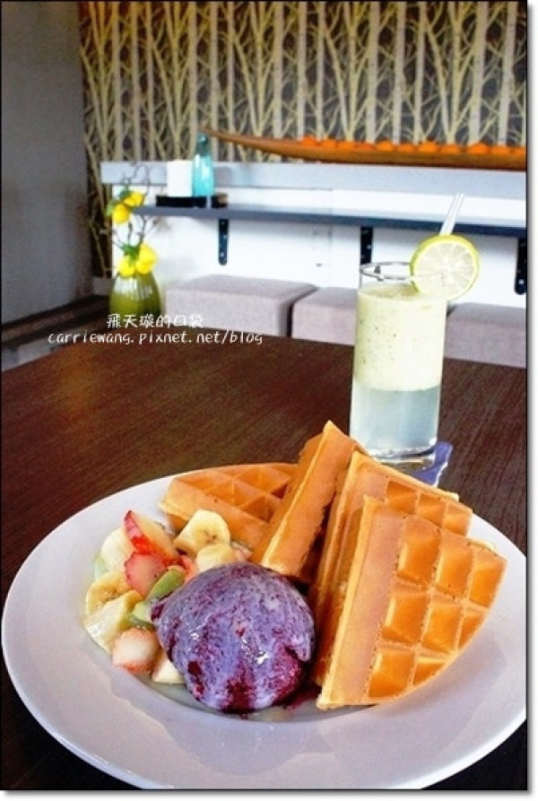 【台中下午茶】麋路咖啡輕食坊．Meet Road。老宅改建咖啡館，裡面充滿麋鹿的元素，一個適合放鬆與享受幸福的空間