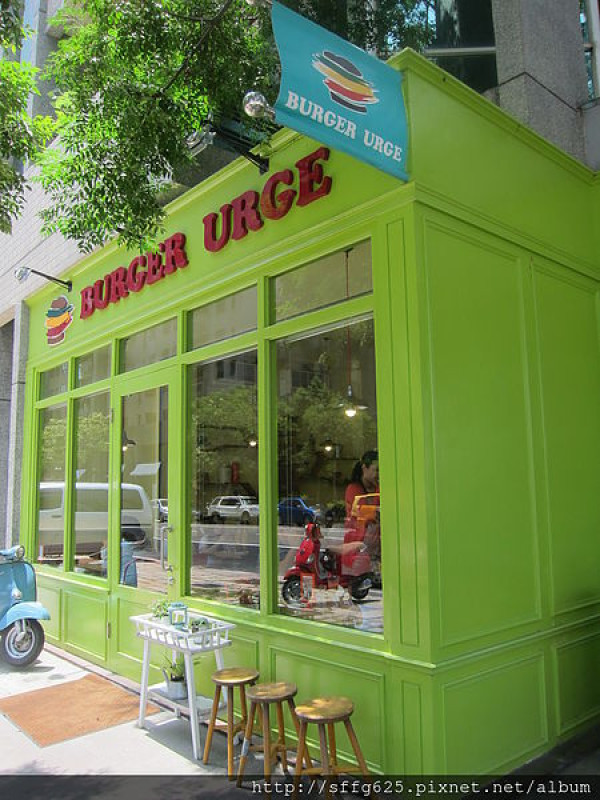 高雄鼓山區=<食>BURGER URGE 柏明漢 不可忽略的小綠屋=