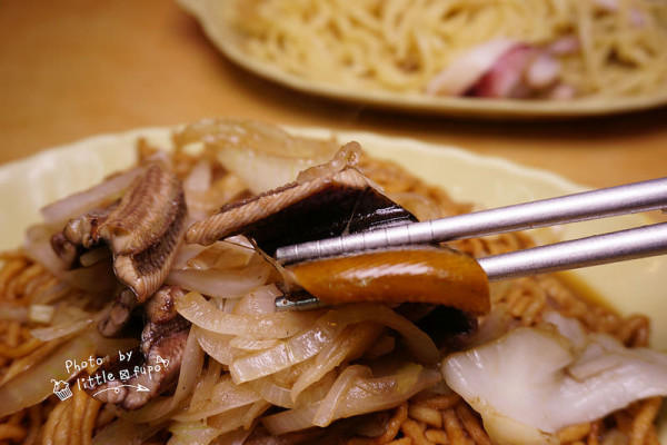 [台南中西區] 不用排隊,一樣大火現炒的現炒鱔魚意麵,湯汁完全被麵條吸附,搭配爽脆新鮮的鰻魚(捨不得吃啊)..