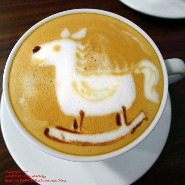 ◎吃吃喝喝~【台中Deer Cafe 迷鹿咖啡 】絕對讓女孩兒微笑之～搖搖馬咖啡拉花！