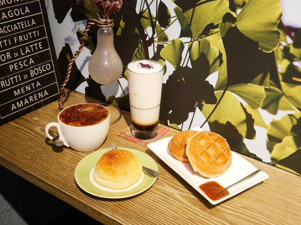 苗栗鄰家文青咖啡館，超大的慵懶用餐空間和氛圍，結合城市藝文空間和行動圖書館，平日不限時且續杯還折$30-more cafe 磨咖啡