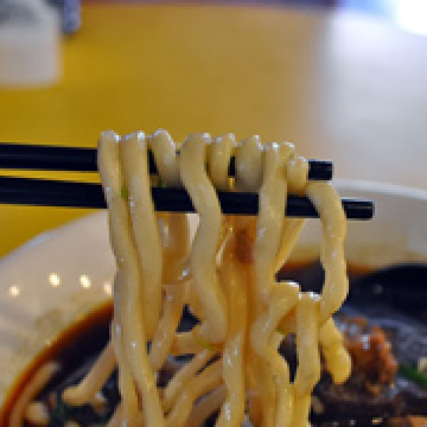 張無忌涼麵、麻辣鴨血專賣店(大墩總店)：吃拉麵需要運功嗎！