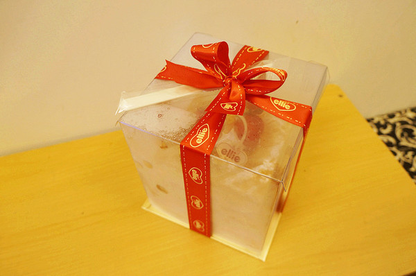 信義安和站♬ㄠ嗚～女孩大心尖叫夢幻草莓千層派！（指）精緻生日蛋糕首選　Ellie 耶里西點        
      