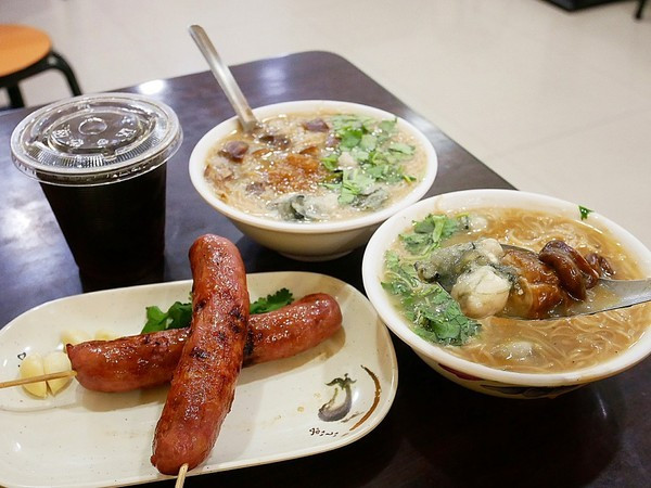 永和頂溪站小吃，心目中第一名的麵線就是這家，肥美鮮蚵搭配Q彈大腸想再來一碗-陳記腸蚵麵線 永和店   