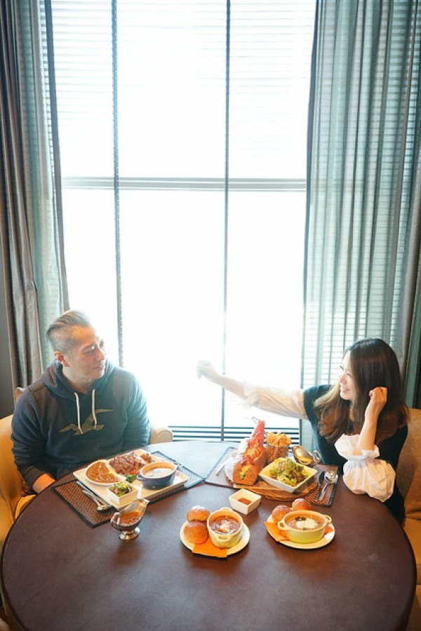 台中美食~Lauras Steak House 蘿拉牛排館  全新推出的英國龍蝦堡和牛排咖哩套餐 平價的價位500元起就可以享用這份英式浪漫 晚上和情人來看夜景也很浪漫耶!!