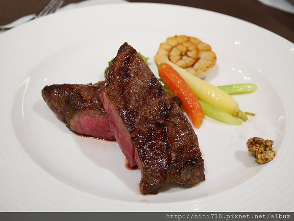 台中美食~法國米其林一星主廚Thierry Sebastien指導的金典Lauras Restaurant牛排館法味濃濃登場(16盎司美國極黑牛肋眼心兩人套餐四月底前只要2520元)