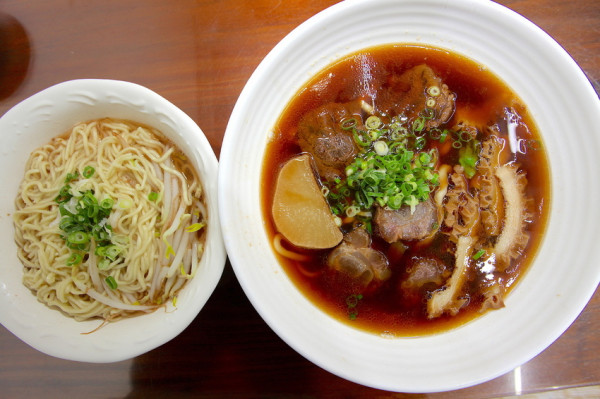 吃。高雄|左營區| 隱藏在巷弄裡麵食館，飄香超過10年，環境整潔又明亮，整體口感美味定價稍微偏貴「牛仙麵食館」。