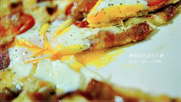 【食記/新北市】隱藏小巷弄裡，超犯規的蛋汁ＰＩＺＺＡ♪♪Brothers異國料理♪♪ 