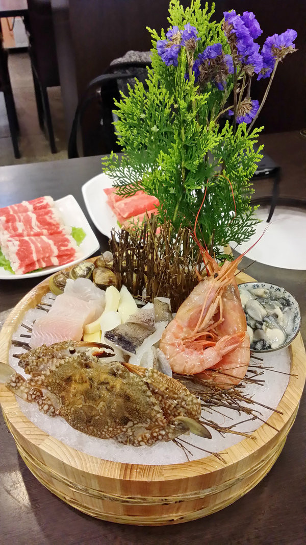 永春站。味の町精緻石頭火鍋涮涮鍋．新鮮海鮮／啤酒無限暢飲／各種火鍋吃到飽。還有明治哈根達斯以及現擠的霜淇淋呦！