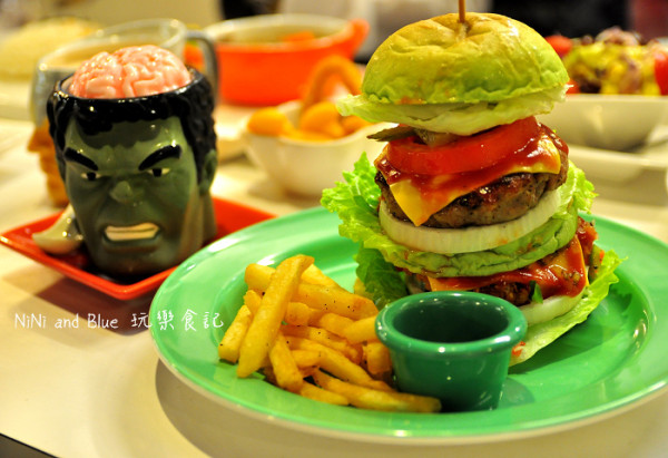 【台中】異想空間公仔玩偶主題餐廳，獨家驚悚浩克凍凍腦~美術館綠園道商圈附近。食尚玩家報導。文末讀者優惠