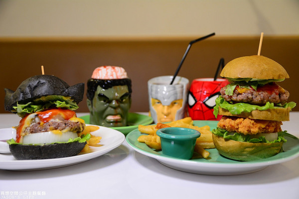 【台中│美食】台中特色主題餐廳推薦，走進超級英雄世界裡，超多公仔令人愛不釋手，特色餐點還可吃浩克腦袋啊!。異想空間主題餐廳