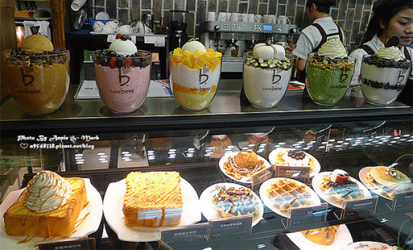 ◎吃吃喝喝~【caffe bene 高雄大遠百】喝咖啡也要趕韓流，不只賣咖啡，也有韓劇裡常出現的刨冰耶！