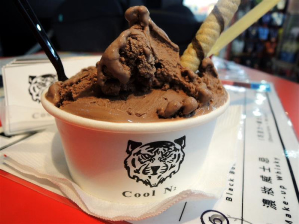 士林 Cool N2 分子虎分子雪糕專賣店 噴發煙霧現做冰淇淋不可思議真的登場 -196度的液態氮讓食材秒變冰淇淋 旅行應援團 有趣 日文 韓文 觀光客 威士忌 牛奶 巧克力 