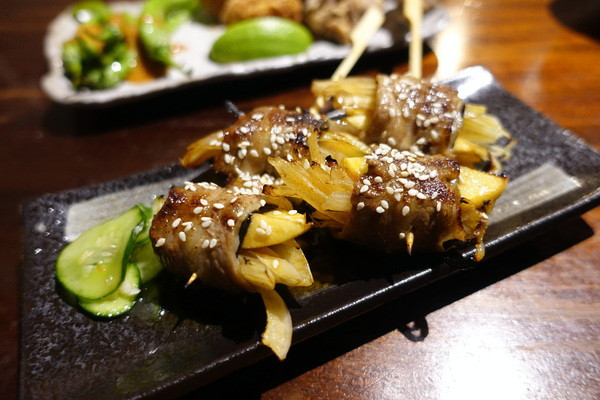 (胖樺食記)花蓮人氣居酒屋「老時光燒肉酒肴」/老時光居酒屋/排隊人氣名店氣氛佳/有包廂
