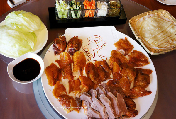 【台中烤鴨美食】鴨片館 - 不用遠到晶英吃烤鴨.台中就有一鴨多吃的美味料理.父親節要帶爸爸來吃.烤鴨要預訂.位置要預約喔.我推~