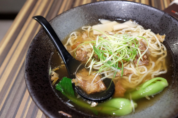 ［台北］：新潮麵館值得一嚐☆人之初膠原嫩骨麵