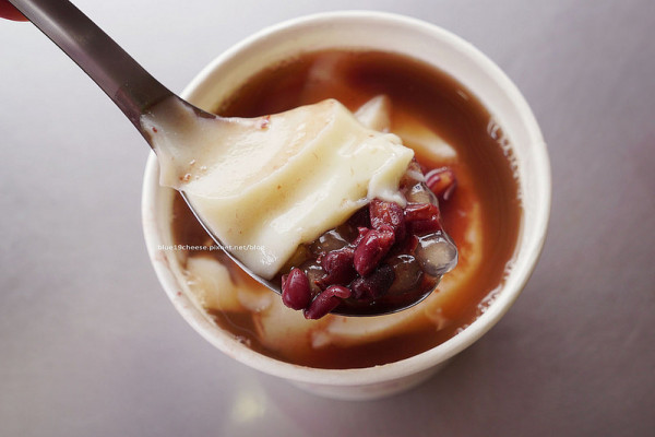 【新北萬里】豆華王-萬里推薦美食小吃.手工製作豆花.冰豆花有豆漿豆花.黑糖豆花還有檸檬豆花.熱豆花還有紅豆湯花生湯薑湯黑糖四種甜湯底選擇.知味鄉玉米隔壁.食尚玩家推薦