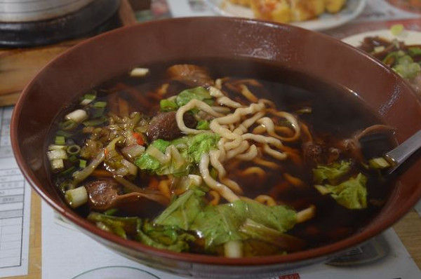 台東市美食「陳紅心豬肉麵」~~偽裝成牛肉麵的創意美味