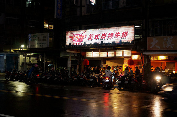 三重國小站♬大食客照過來！平價嚴選「比臉大」炭烤牛排，肉質鮮美大口嚼肉超痛快。　TNT美式炭烤牛排／三重店        
      