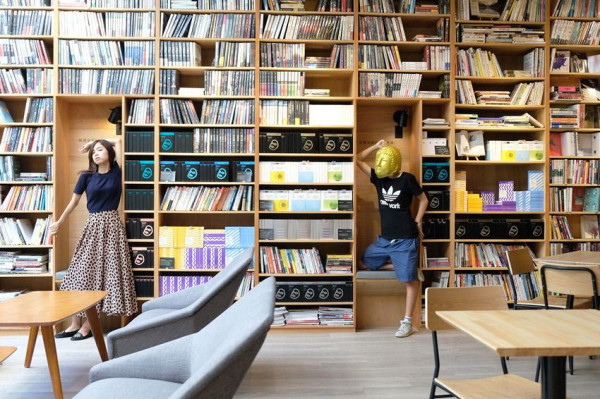 高雄閱讀咖啡店Booking：最有質感的漫畫閱讀店，舒適到令人想當地縛靈 - 金大佛的奪門而出家網誌