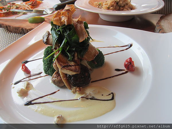 高雄鼓山區=<食>蜜熊窯烤披薩--蔬食新選擇 披薩也能端上桌=