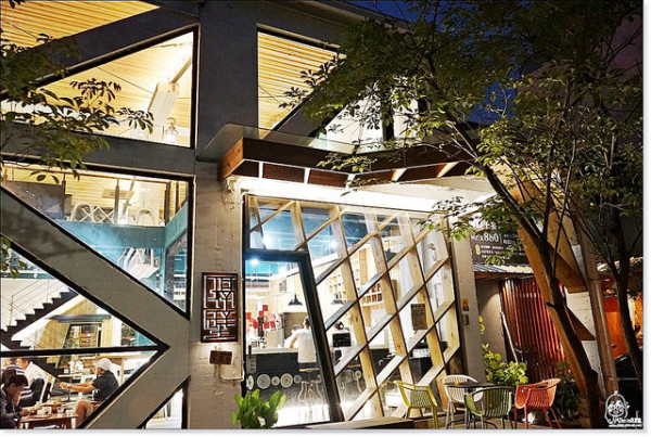 『台中。西區』 隔壁咖啡Next Door-採光良好、簡約清新文青工業風早午餐，環境寬敞舒適，餐點有待加強。