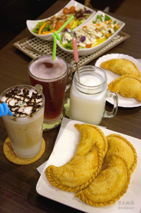 ▋台北捷運大橋頭站美食▋咖哩色.色香味俱全的咖哩角是鎮店之寶~平價美味又適合聊天咖啡廳 