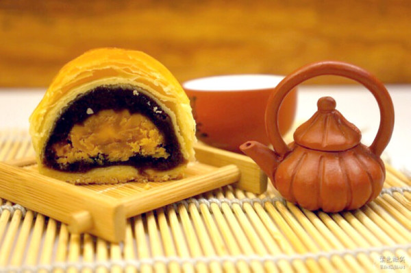 新北板橋伴手禮，新珍香蛋黃酥伍仁酥超熱賣，板橋百年餅店推薦。