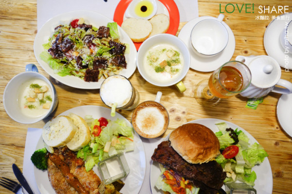 台中 ▌勤美綠園道 C/P值超高好吃平價聚會餐廳:「旅行食光」重機x旅行x美食