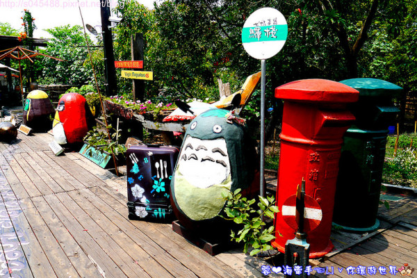 【台南▍親子旅遊】佳里龍貓村(香草驛棧農場)♥像電影中陪龍貓等公車的畫面，活脫脫在現實中上演~