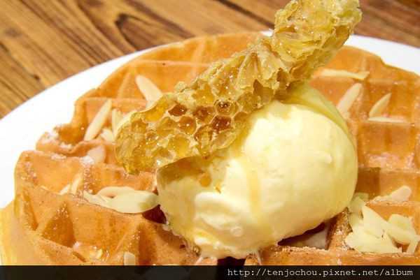 花花，甲飽沒【台北食記】Cafe Lugo 升級版!來自韓國的蜂巢鬆餅只要$140 信義區台北101