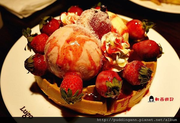 [食記]台北忠孝敦化站 Cafe Lugo(微風忠孝店) 韓店進軍台灣 可愛草莓冰淇淋鬆餅 LUGO經典漢堡 *不限時 空間大 有WIFI 附菜單*  姐妹下午茶