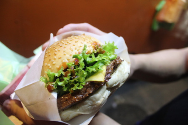 想吃可是要看緣份的喬治素食漢堡╮(╯◇╰)╭   小腹婆大世界 愛分享美食~