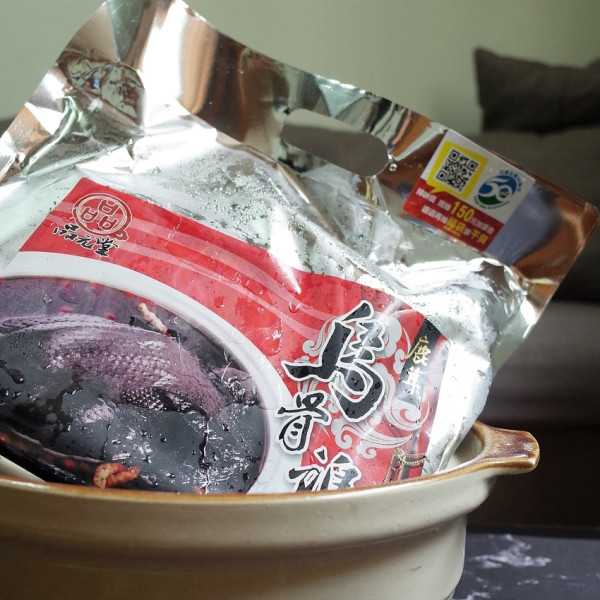 【宅配分享】年菜推薦宅鮮配，品元堂鹿茸烏骨雞，媽咪最愛方便又美味，喝一口就暖胃。