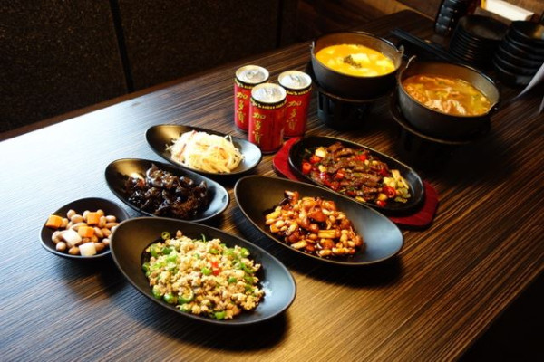 [信義威秀]有四川香鍋、台灣熱炒和好音樂的時尚快炒店-小川台灣居酒館 