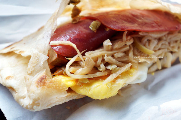 【台中北區】海青王家燒餅 - 推燒餅夾黑輪肉排蛋菜 總匯燒餅.左營自助新村人氣口袋餅.加映 姐妹飯糰