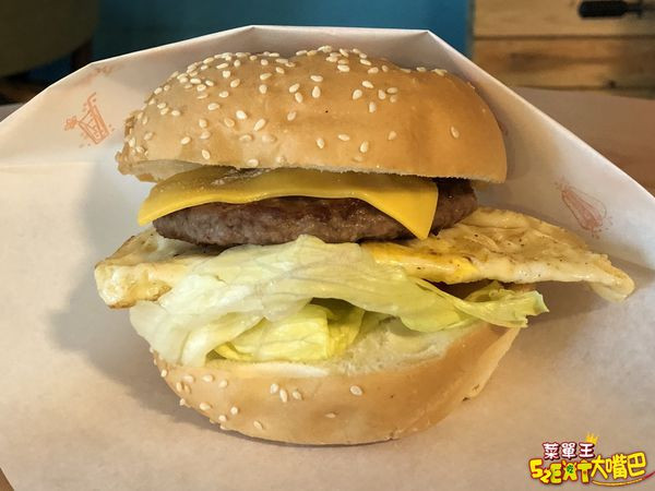 台中豐原美食早午餐》老車食物所菜單價位大公開！藏身巷弄的超人氣特色早午餐~推薦老車特製吐司、4 oz牛肉起司堡、洋蔥蛋餅。