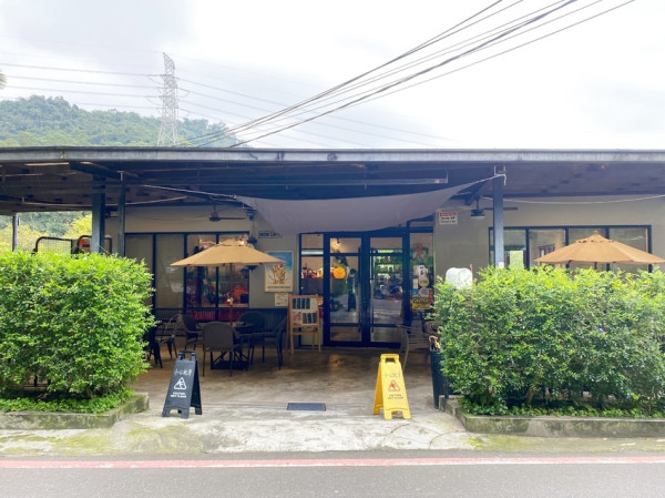 【新北深坑-wow cafe】深坑老街周邊寵物友善餐廳/咖啡廳。有草皮狗狗可跑跑。無柵欄