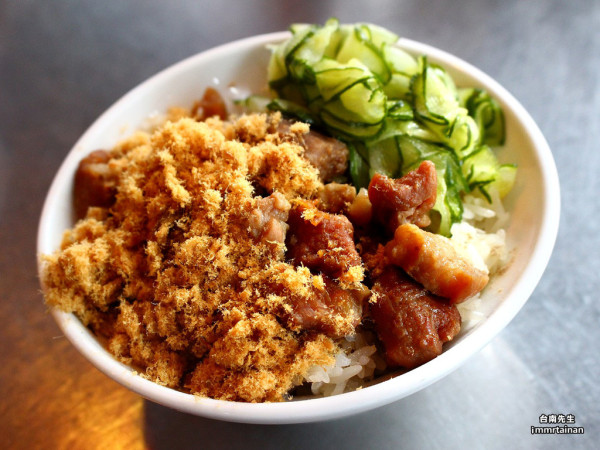 台南米糕／30多年無店名老店／傍晚5點才營業／限量供應晚來吃不到／假日2小時完售／在地老饕從小吃到大－「公園路米糕」