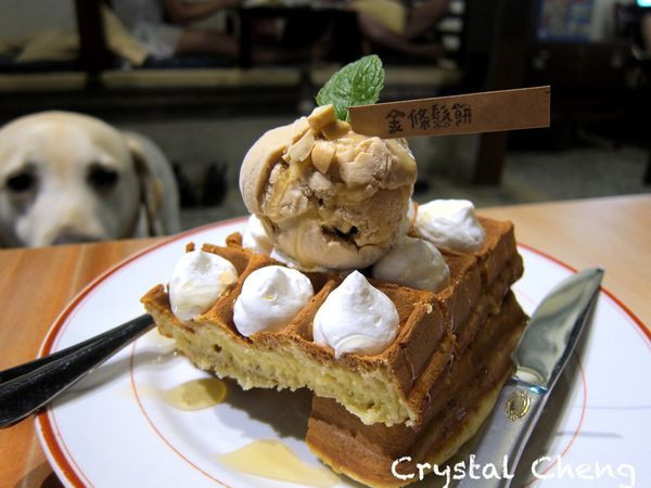 【台中美食推薦】裡屋樑水 老屋懷舊古早氛圍 冰塊咖啡加牛奶也是好古早味呀！！(台中 下午茶 咖啡廳 鬆餅)
