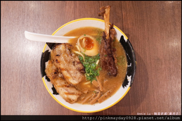 ✿高雄✿ 高雄二店開幕 分店限定版的巖虎培根太刀拉麵 煎到焦香的培根肉跟叉燒肉都好好吃 ➜ 麵屋武藏(巖虎店)