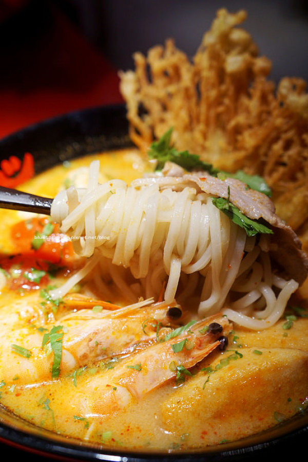 【台中西區】瓦城大心 新泰式麵食 - 酸辣海陸麵泰味王道.紅通通裝潢吃泰式拉麵.整個好溫暖的色調.加映勤美誠品的希望你會喜歡