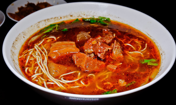 信義安和 史大華精緻麵食, 麻辣鍋湯頭的牛肉麵,辣的夠勁,雞湯與抄手也好