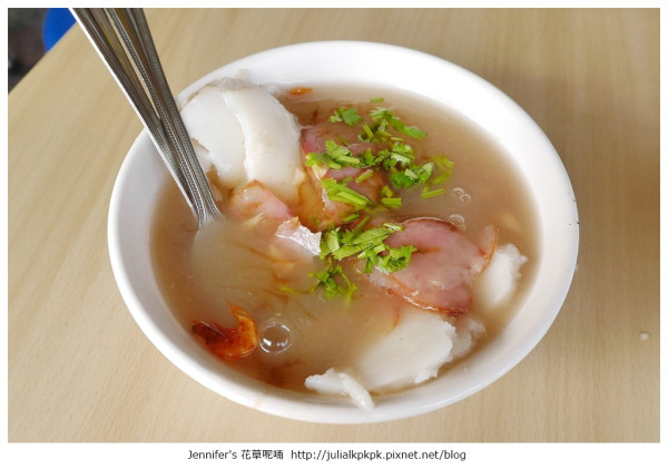 【屏東-東港鎮】葉記肉粿─香腸、肉片、蝦猴和羹湯融合的好滋味