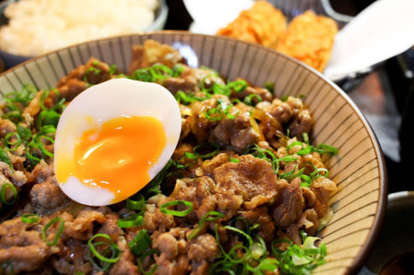
隱藏於逢甲夜市小巷子內的狐狸丼~
