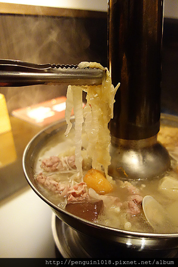 【員林】老瀋陽酸白菜火鍋(員林店)；冬天火鍋另一種選擇，炭燒加溫酸菜白肉鍋，微酸鹹香好滋味！