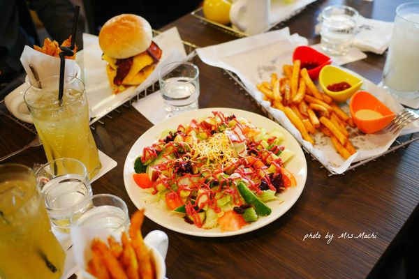 【 食記 】台中。逢甲商圈裡的「大哥漢堡」☝︎ 牛肉多汁JUICY 逛街美食新選擇
