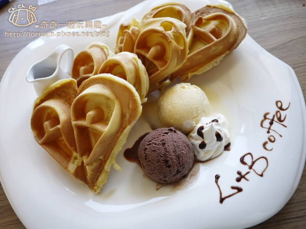 台南 L+B coffee 綠色咖啡館 老屋全日早午餐Brunch 愛心鬆餅下午茶 超時空明信片與未來有約 藝文展覽空間