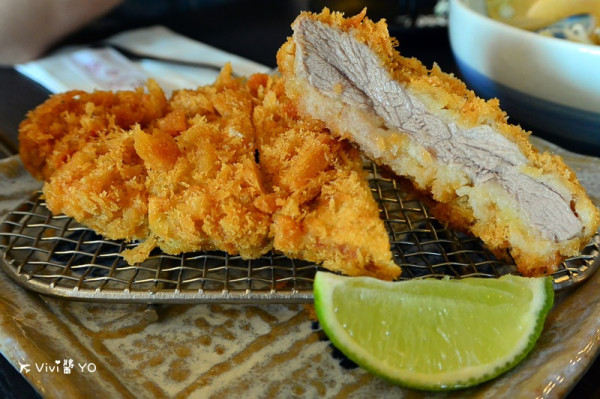 台北松山區 捷運台北小巨蛋站 咖哩本色 蓋飯烏龍麵炸豬排 